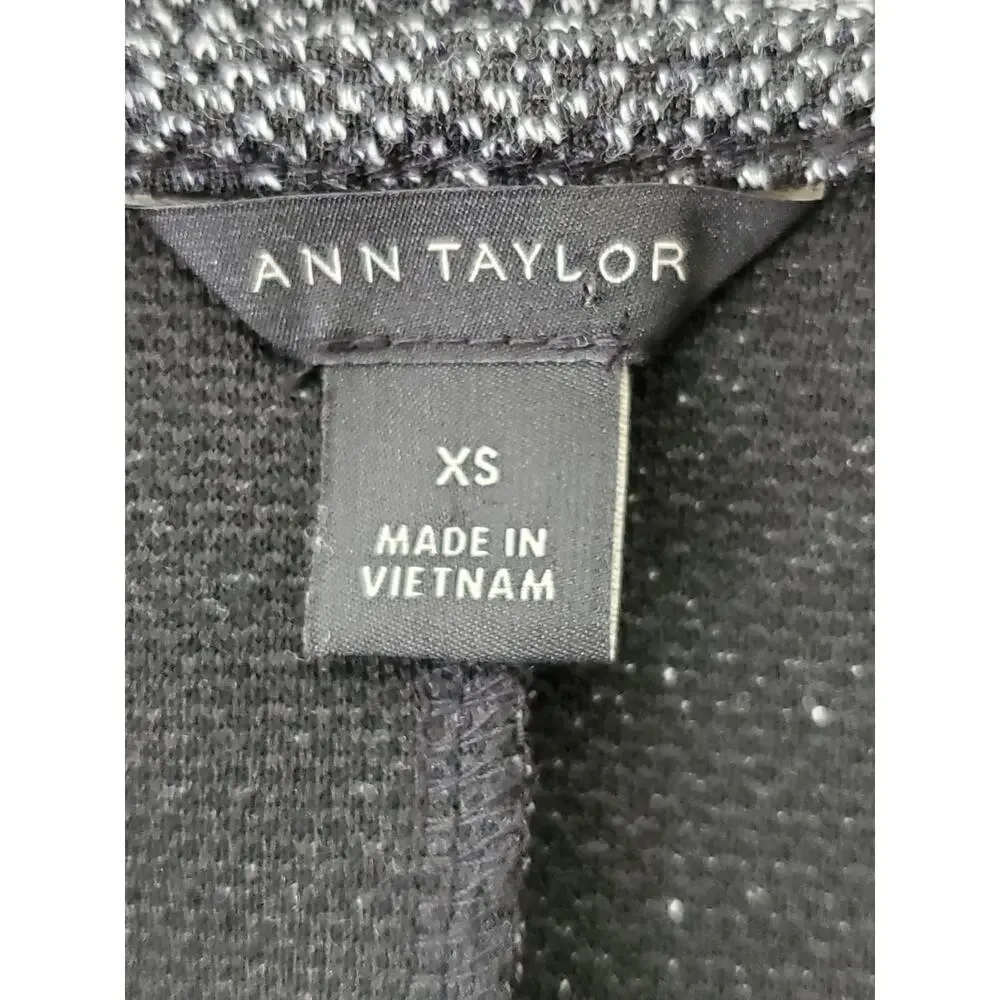 ANN TAYLOR Women's Black & White Sleeveless Peplum Top Sz XS - Picture 7 of 8